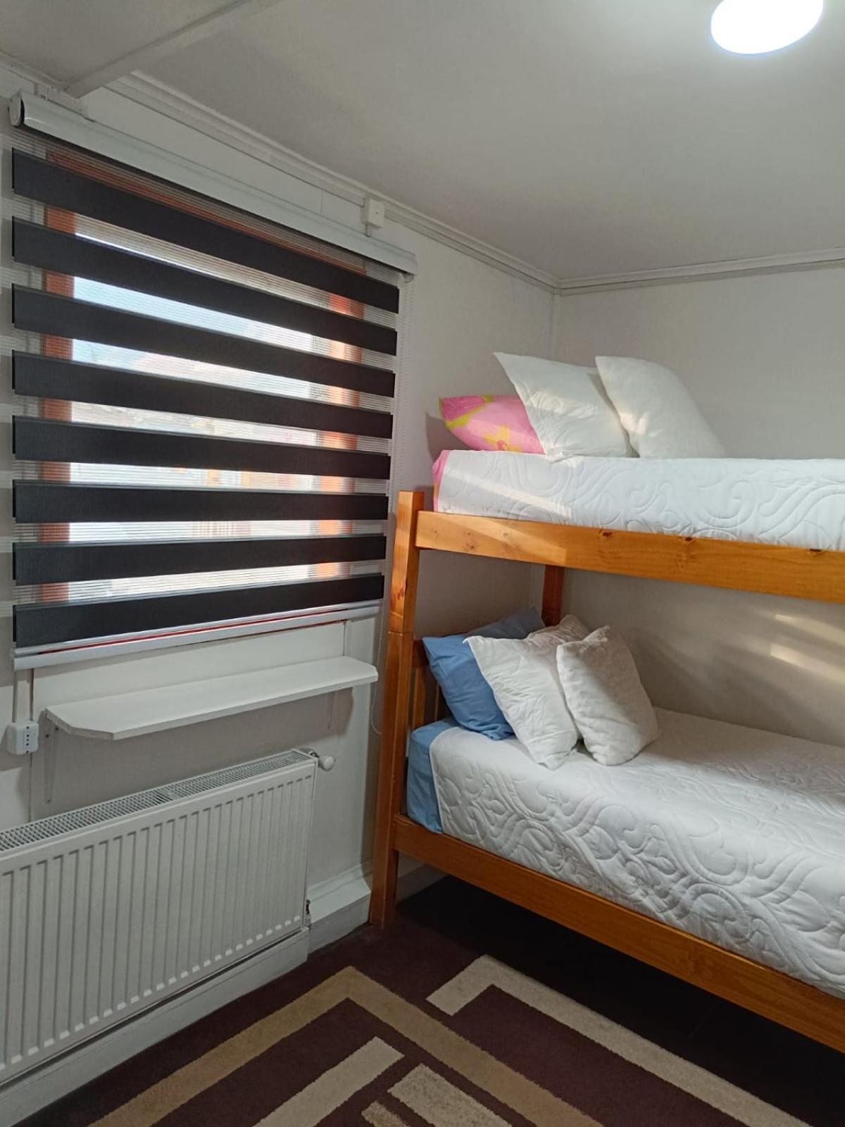 Hostal B&B Coastal Natales ปวยร์โตนาตาเลส ภายนอก รูปภาพ